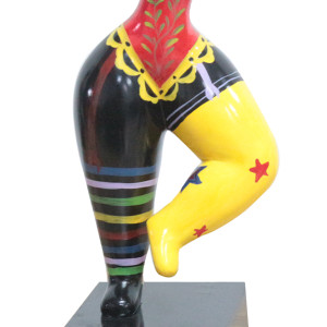 Statue femme debout en résine avec bras tendu et peintures multicolores  14 x 34 x 11 cm - zoom bas statue - SUMA 03
