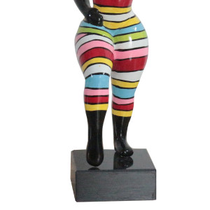 Statue femme debout pose mannequin en résine avec rayures multicolores 13 x 35 x 12 cm - zoom bas statue - NOKA