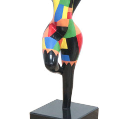 Statue silhouette de femme debout en résine avec formes multicolores 14 x 34 x 10 cm - zoom bas statue - SENORA