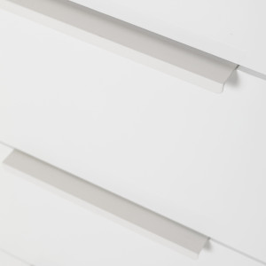 Commode 1 porte et 4 tiroirs décor blanc laqué et chêne texturé 120 cm - zoom sur le blanc laqué et les poignées - DIVA