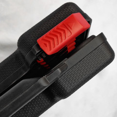 Boîte à outils noire et rouge avec 39 pièces en acier et polypropylène - zoom fermeture - MAC
