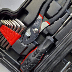 Boîte à outils noire et rouge avec 39 pièces en acier et polypropylène - zoom sur les outils - MAC