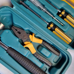 Boîte à outils verte et jaune avec 9 pièces en acier et polypropylène - zoom sur les outils - MAC2