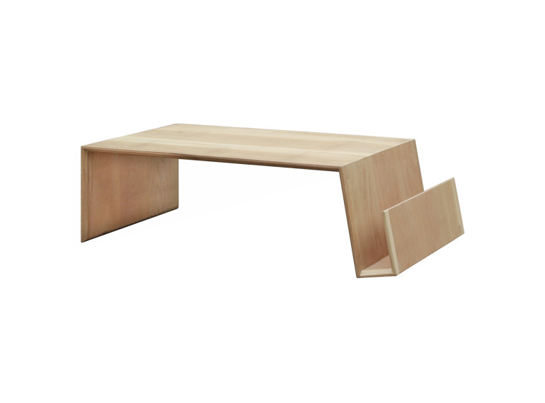 Table basse rectangulaire bois clair avec porte-revues L119cm - vue de 3/4 - ORAN