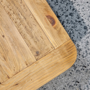 Table basse avec plateau en pin recyclé et piètement noir 136 x 41 x 70 cm - zoom plateau en bois - Style chalet - ORIGIN