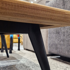 Table basse avec plateau en pin recyclé et piètement noir 136 x 41 x 70 cm - zoom piètement noir - Style chalet - ORIGIN