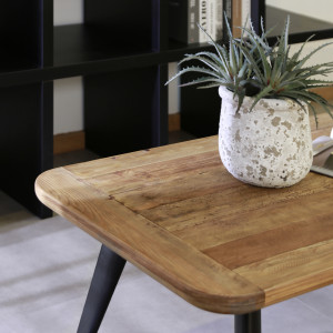 Table basse avec plateau en pin recyclé et piètement noir 136 x 41 x 70 cm - image ambiance 2 - Style chalet - ORIGIN