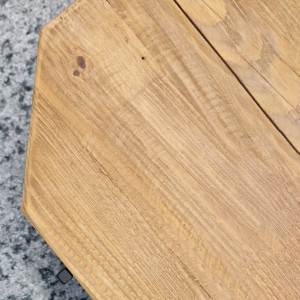 Table basse avec plateaux en pin recyclé et piètement en métal noir - zoom plateau en bois - Style chalet - ORIGIN