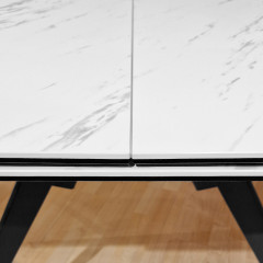 Table extensible 130/170 cm plateau en céramique blanc marbré et pieds évasés en métal noir - zoom sur plateau céramique - LUIGI