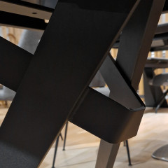 Table de repas extensible 130/170 cm plateau en céramique blanc marbré et pieds évasés en métal noir - zoom pieds métal - LUIGI