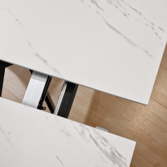 Table extensible 130/170 cm plateau en céramique blanc marbré et pieds évasés en métal noir - zoom système rallonge - LUIGI