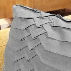 Coussin carré 45 x 45 cm en tissu microfibre plié et géométrique gris foncé déhoussable - zoom sur le motif - ALIE