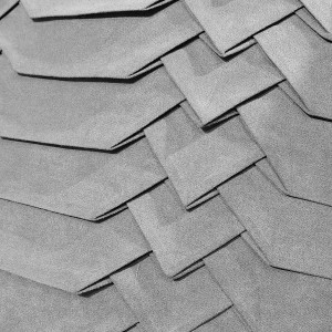 Coussin carré 45 x 45 cm en tissu microfibre plié et géométrique gris foncé déhoussable - zoom sur le motif 2 - ALIE