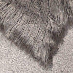 Coussin carré 45 x 45 cm gris anthracite fausse fourrure - zoom sur les poils longs gris - BANKI