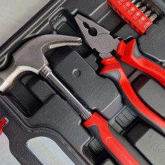 Boîte à outils noire et rouge avec 45 pièces en acier et polypropylène - zoom sur les outils - MAC