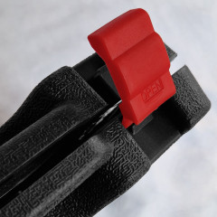 Boîte à outils noire et rouge avec 45 pièces en acier et polypropylène - zoom fermeture - MAC