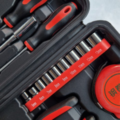 Boîte à outils noire et rouge avec 45 pièces en acier et polypropylène - zoom sur outils - MAC