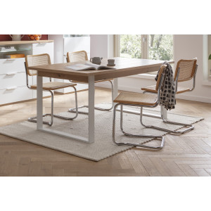 Table de repas extensible 180/240cm chêne & pieds luge en métal blanc - photo ambiance zoomée - MONDAY