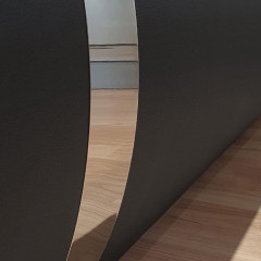 Pack Lit + Matelas + Sommier simili noir 160x200 cm - zoom sur bande décorative métallique du cadre de lit - GESLO