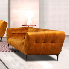 Canapé 2 places velours design avec pieds métal noir et assise capitonnée moutarde - photo d'ambiance - NEPTUNE