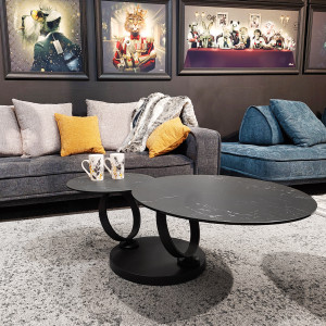 Table basse ronde plateaux en céramique gris marbré et pieds métal noir - vue en ambiance - URSULE
