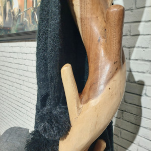Porte manteau sur pied en bois de suar massif marron et blanc H192cm - zoom sur le bois numéro 1 - TAYTAY