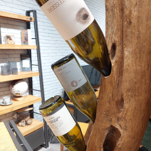 Range bouteille de vin en bois de teck H.180cm - tronc bois massif - zoom sur rangement - KOOR