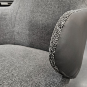 Chaise rotatives 180° avec accoudoirs en tissu et simili - coloris gris - zoom accoudoir - PIPPA