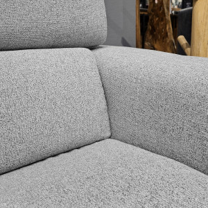 Canapé 3 places tissu chiné gris clair, pieds métal noir et têtières inclinables - zoom matière - PANAMA