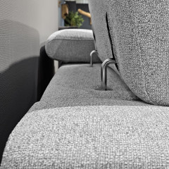 Canapé 3 places tissu chiné gris clair, pieds métal noir et têtières inclinables - vue arrière tétière - PANAMA