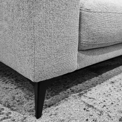 Canapé 3 places tissu chiné gris clair, pieds métal noir et têtières inclinables - zoom pieds métal - PANAMA