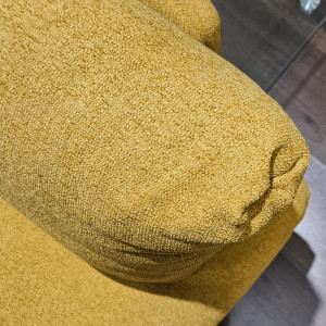 Canapé droit 2 places en tissu chiné jaune avec pieds métal noir - DANY - zoom accoudoir