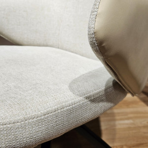Chaise rotatives 180° avec accoudoirs en tissu et simili - coloris beige - zoom assise - PIPPA