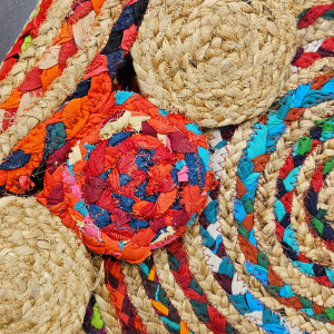 Tapis rond en jute multicolore artisanat indien 90cm - JALNA - zoom sur les couleurs vives