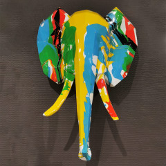 Statuette murale trophée éléphant multicolore en résine - photo ambiance - DUBO