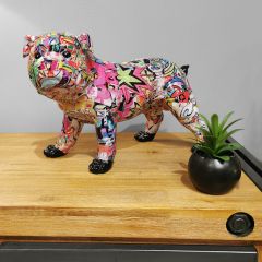 Statuette chien patchwork multicolore en résine H26cm - photo d'ambiance - GRAFI