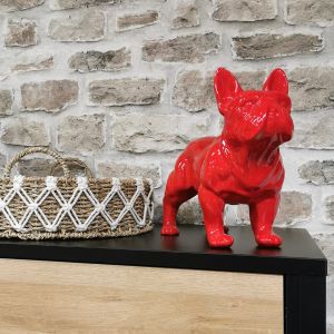Statuette chien rouge bouledogue en résine H18cm - photo d'ambiance - RUDY