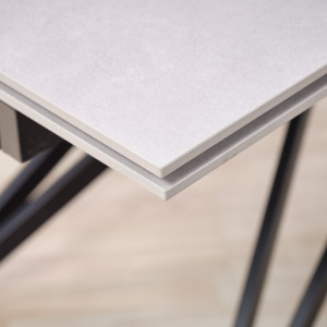 Table de repas extensible en céramique gris clair et métal noir 160/240cm - ENDOUME - zoom coin de la table