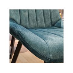 Chaise capitonnée en velours bleu et pieds métal noir - EMMA - zoom sur l'assise