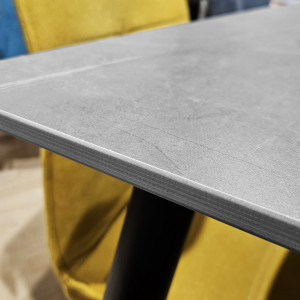 Table à manger en céramique gris grainé et pieds en métal noir L130cm - STONE - vue épaisseur du plateau