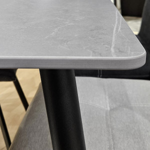 Table à manger en céramique gris grainé et pieds en métal noir L130cm - STONE - zoom coin arrondi du plateau