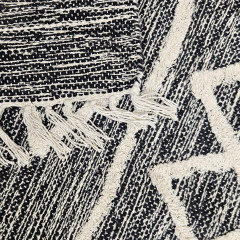 Tapis ethnique noir en coton avec motifs et franges 90x150cm - MARA - zoom sur motifs