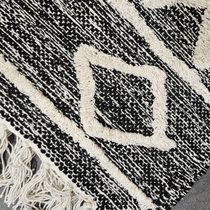 Tapis ethnique noir en coton avec motifs et franges 90x150cm - MARA - zoom motif losange