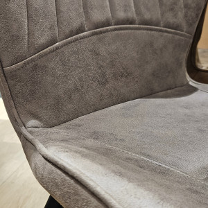 Chaise design capitonnée gris avec poignée et pieds métal noir - KATE - zoom assise 