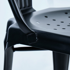 Chaises en métal noir style industriel avec perforations sur l'assise - STEAL - zoom perforations