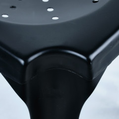 Chaises en métal noir style industriel avec perforation sur l'assise - STEAL - zoom sur l'assise