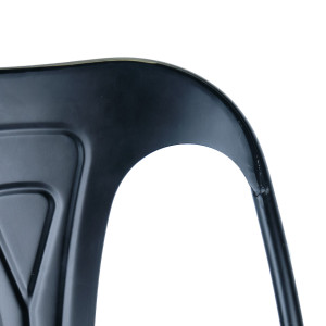 Chaises en métal noir style industriel avec perforation sur l'assise - STEAL - zoom sur le dossier arrondi