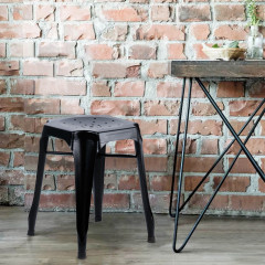 Tabouret en métal noir au style Industriel avec perforations sur l'assise - STEAL - photo ambiance