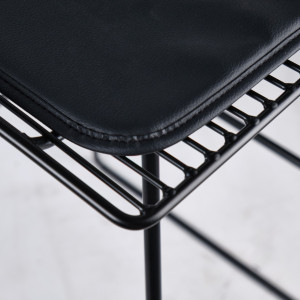 Chaise de bar en métal noir style industriel avec repose-pieds et coussin - PALERMO - zoom coussin en simili