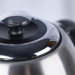Bouilloire électrique en inox avec thermomètre Intégré 2L - RAGA - zoom dessus de la bouilloire